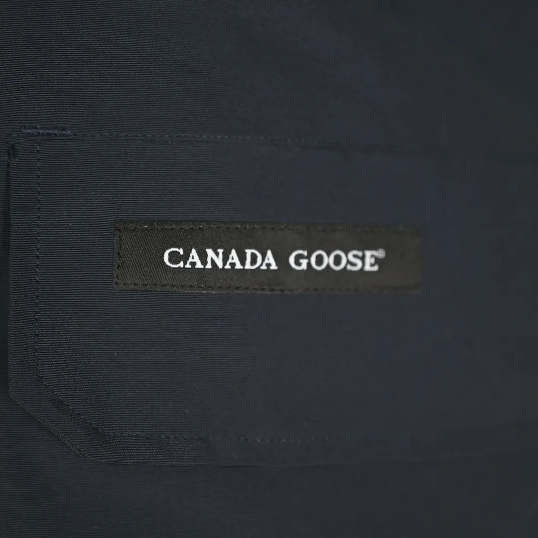 P720 𝐂𝐚𝐧𝐚𝐝𝐚 𝐆𝐨𝐨𝐬𝐞 𝐄𝐱𝐩𝐞𝐝𝐢𝐭𝐢𝐨𝐧 𝟕𝟗𝟗𝟗𝐌 Canada Goose Model 01 Short Down Jacket 🔝Product color: black, off-white, graphite gray, navy blue, sky blue 🔝Product size: XS S M L 2️⃣Exclusively customized 18-count fabrics with the same ZP. Using "Arctic Tech" fabric technology, the outer fabric is 84.5% polyester fiber and 15.5% cotton, the lining is 100% cotton fiber, and the padding is 100% polyester fiber. It is durable, waterproof, windproof, cold-resistant and warm. 3️⃣The lining is made of 40D Nylon AC oil-based glue, with level 5 single-dye fastness. The collar flannel is made of original high-density mercerized velvet, and the pocket fabric is made of elastic high-density polar fleece, which is soft and skin-friendly. The bile cloth is made of 330T polyester anti-velvet No. 7 needle to prevent lint from running away. If there is lint running away, it will be given away for free! 4️⃣The JUKI large-scale sewing machine imported from Japan is professional in stitching and seaming. It completely follows the original 106 stitches on the whole piece of clothing and is reinforced throughout. The length of each jujube follows the original one and is fixed at 1-1.1cm. The density and length are the same as the original one. 5️⃣Yoshida YKK original zipper, Y-shaped double hook Velcro, and the cuffs are made of custom thickened seamless threads. This year, high-elastic spandex gold thread is added to the cuff thread to increase elasticity and strength. From fabrics and gallbladders to buttons and drawstrings, all are custom-developed and authentic. 6️⃣The imported Tajima embroidery machine is used to customize the chest logo with thousands of needles. The pattern is full and three-dimensional, and it is infinitely close to the original product. 7. The fur collars are made from western coyote skins imported from Canada. We purchased 10,000 top-quality fur collars in the spring. The width of the fur collars is 14cm and the length is 55cm. This winter, the quality of the fur collars will be stable throughout the season, eliminating the uneven quality of fur collars in the middle and later stages! 7️⃣Packaging is in a three-dimensional handbag with cards included. It’s more impressive to give it away and keep it for yourself.